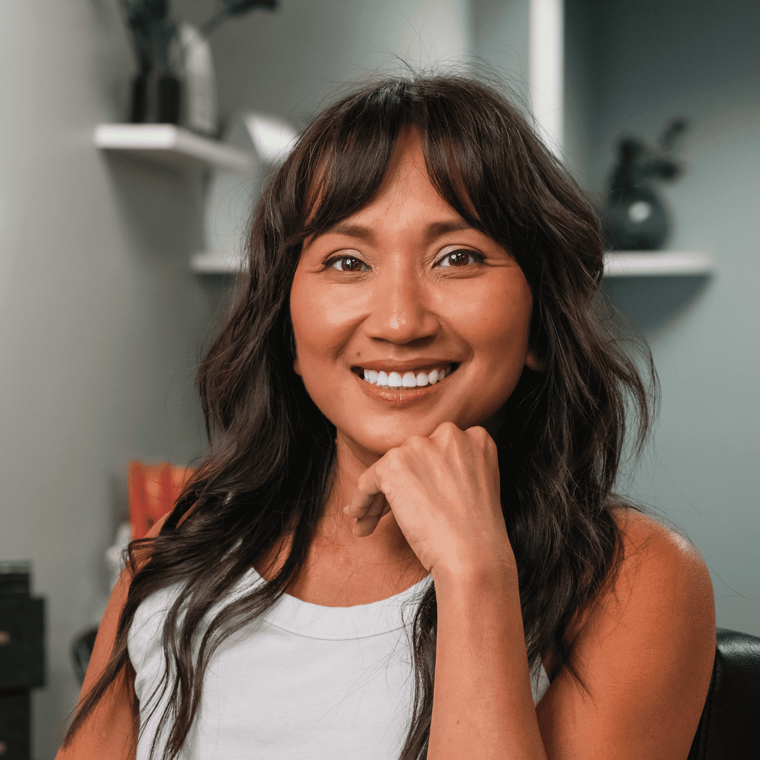 Portrait of Tu Le, a professional stylist at Salon Enso, showcasing their expertise and style.